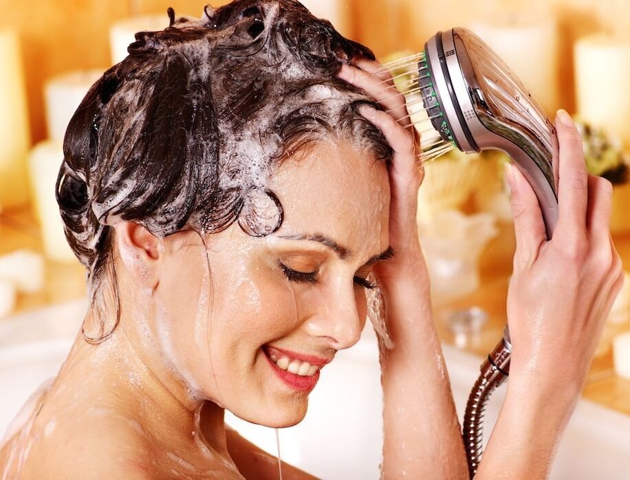 With psoriasis of the scalp, it is necessary to wash with medicated shampoo