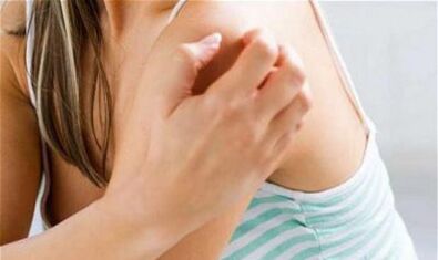 the girl scratched her shoulder